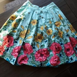 Flower and bee pleated skirt